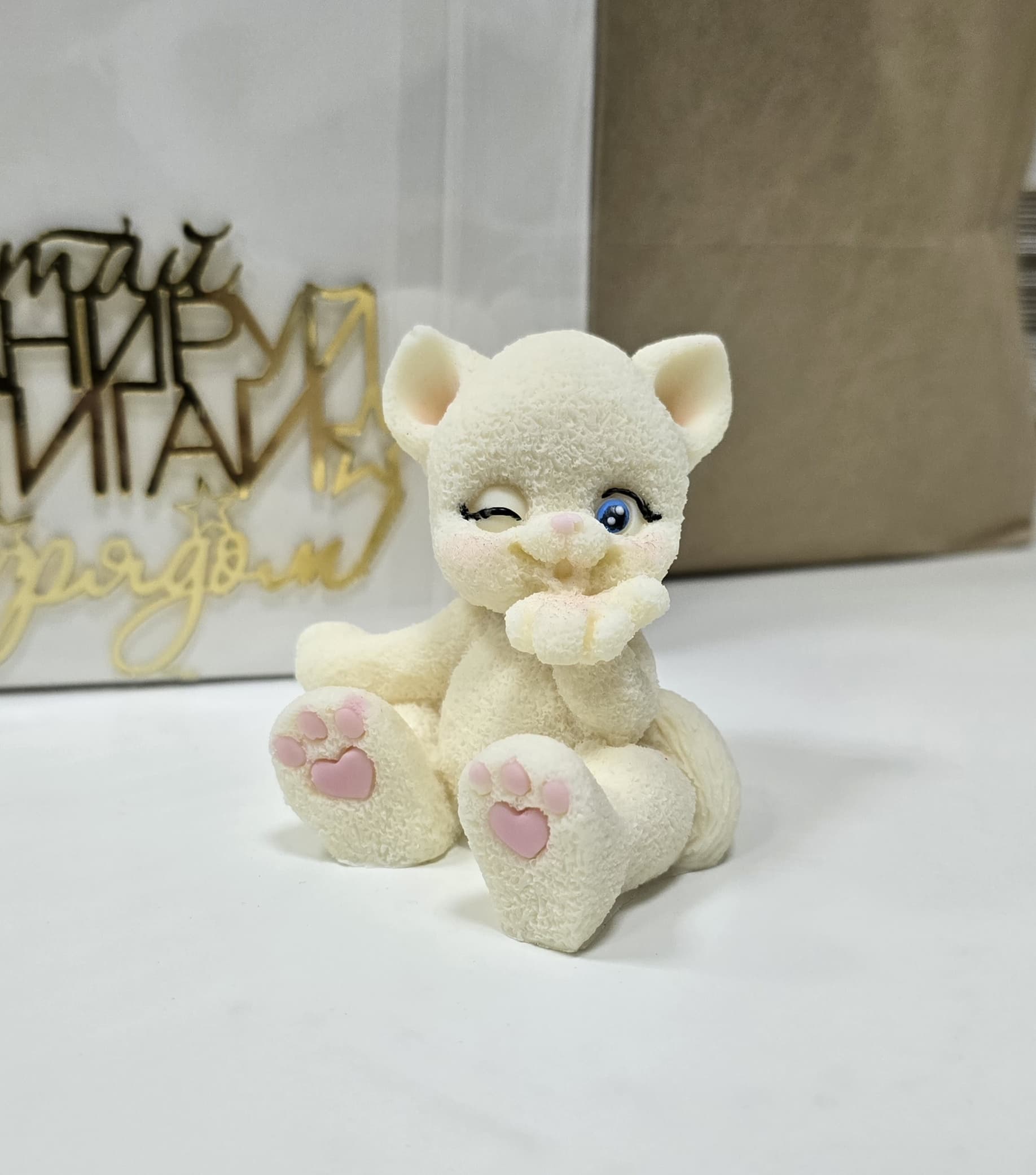 Фигурка из шоколадной глазури котенок Маша