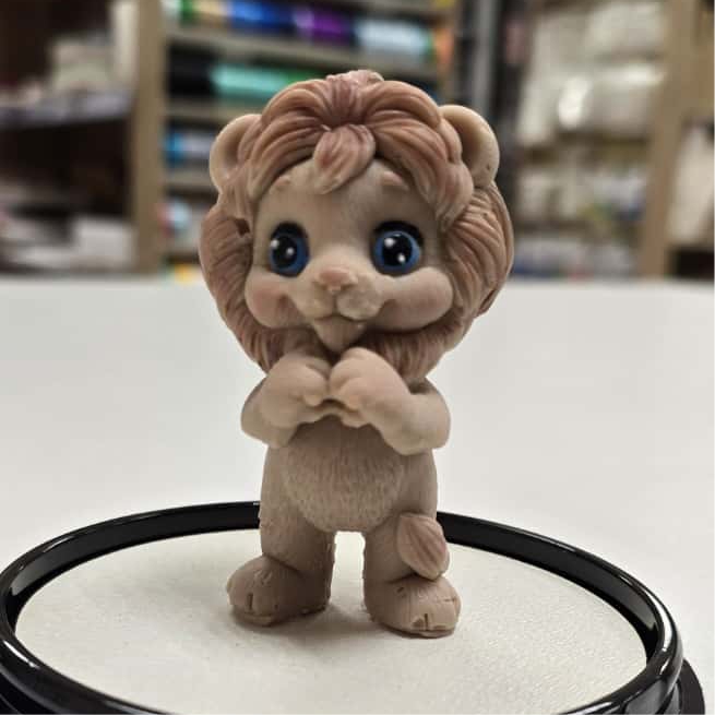 Фигурка из шоколадной глазури Лев лайкер