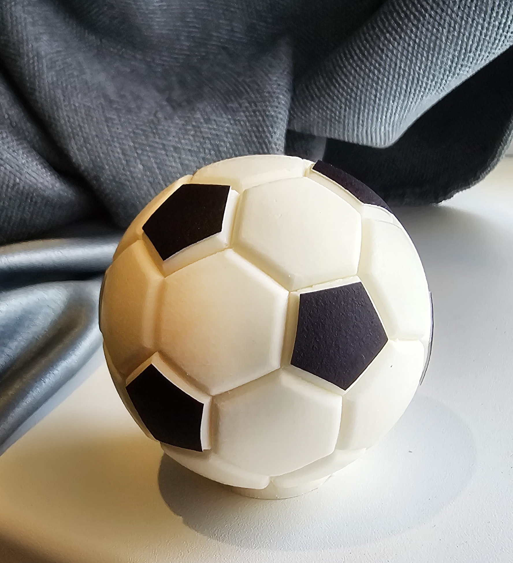 Фигурка из шоколадной глазури Мяч футбольный, диаметр 7см