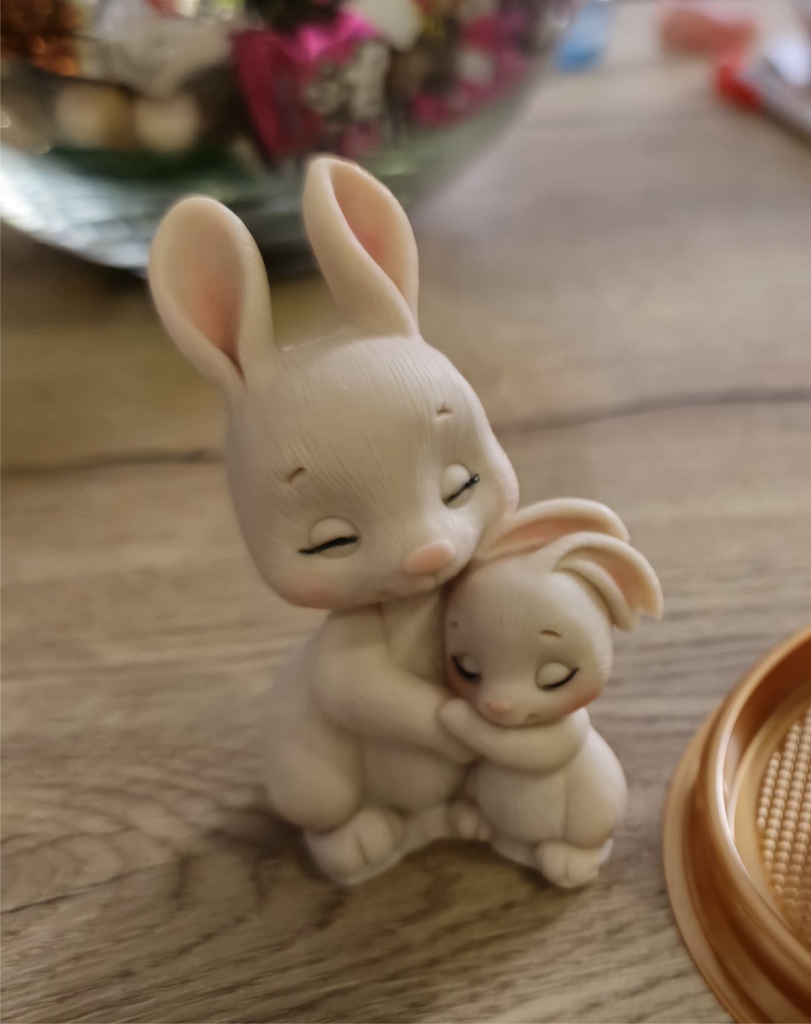 Фигурка из шоколадной глазури Зайчата