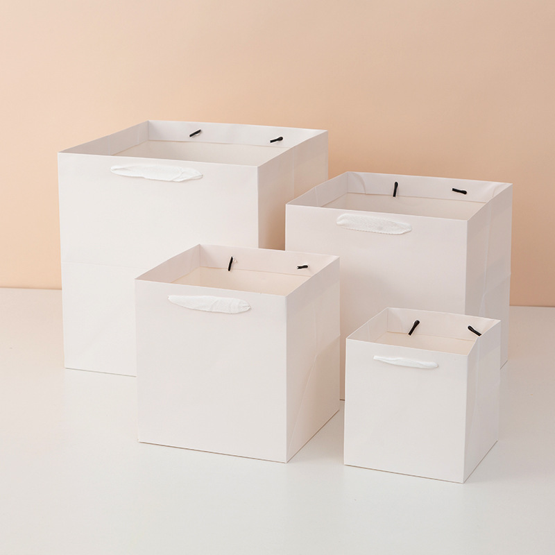 Пакет картонный Белый с ручками 20х20х20 см