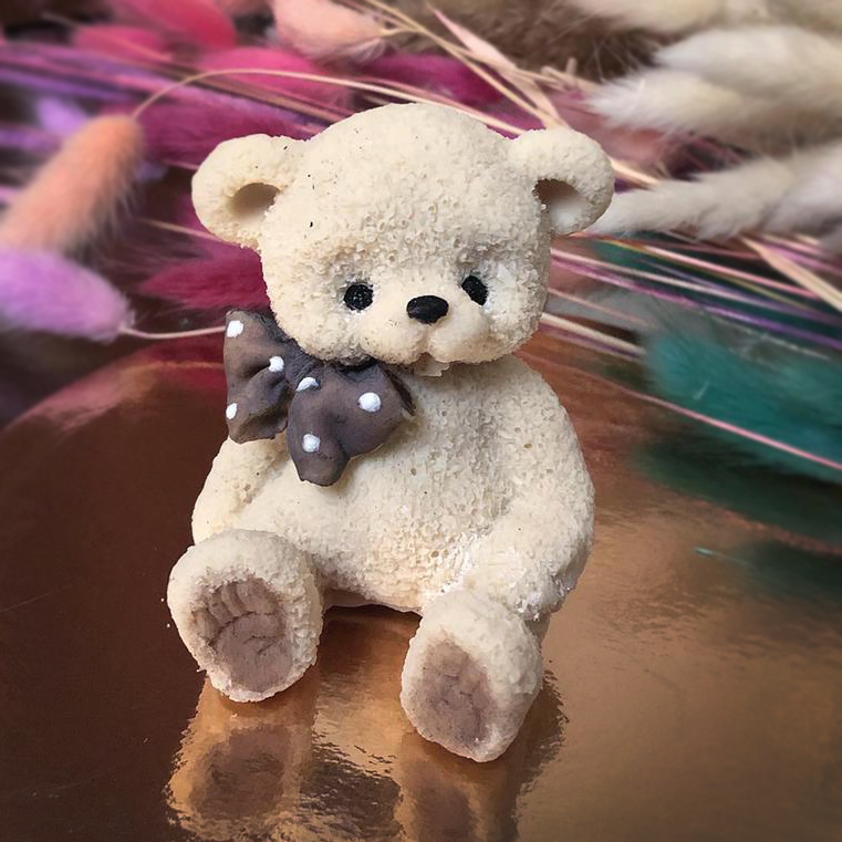 Фигурка из шоколадной глазури Медвежонок с бантом