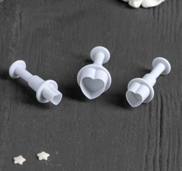 Набор плунжеров кондитерских «Сердечко», 3 шт: 1,6×1,1 см, 1,4×1 см, 1×1 см, цвет белый Набор плунжеров кондитерских «Сердечко», 3 шт: 1,6×1,1 см, 1,4×1 см, 1×1 см, цвет белый