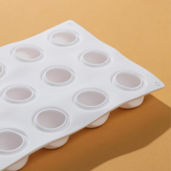 Форма для муссовых десертов и выпечки «Яблоко», 29,5×17,5×3 см, 15 ячеек, цвет белый