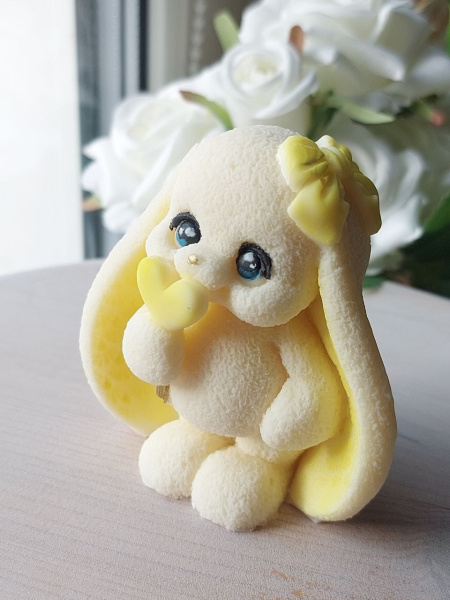 Фигурка из шоколадной глазури Зайка с леденцом