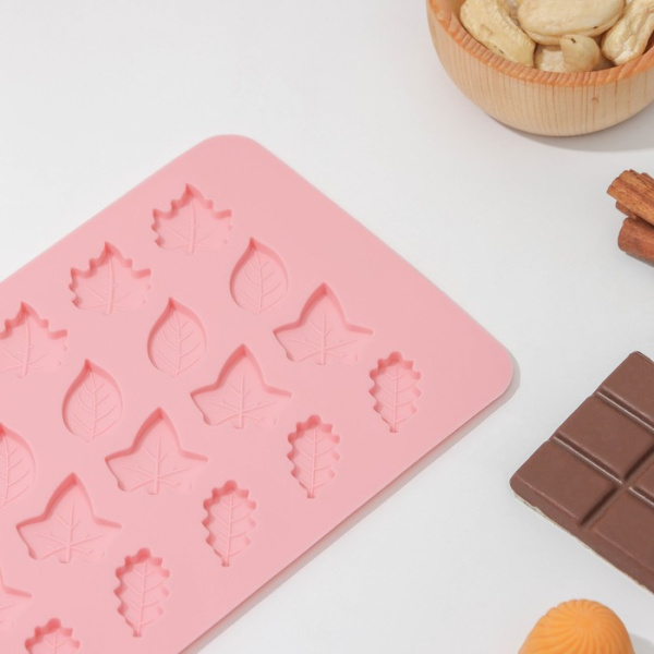 Форма силиконовая для шоколада «Листики» 24 ячейки
