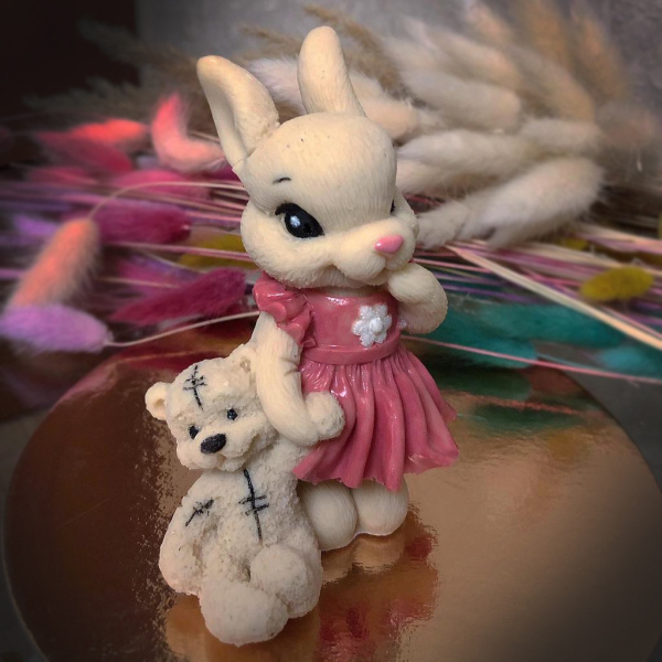 Фигурка из шоколадной глазури Зайка с игрушкой