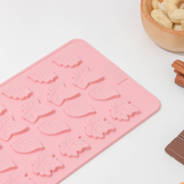 Форма силиконовая для шоколада «Листики» 24 ячейки