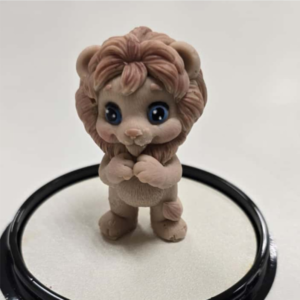 Фигурка из шоколадной глазури Лев лайкер