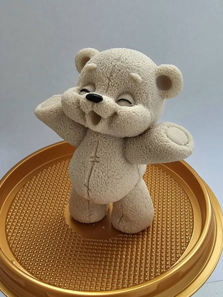 Шоколадный Мишка задувает свечку